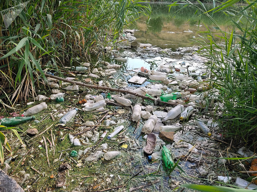 Берега рек в мусоре